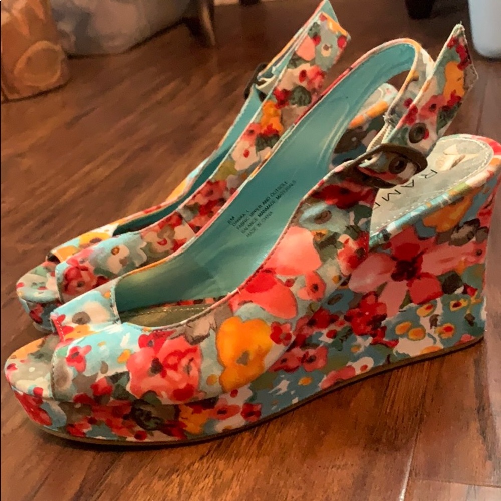 🌸 floral wedges